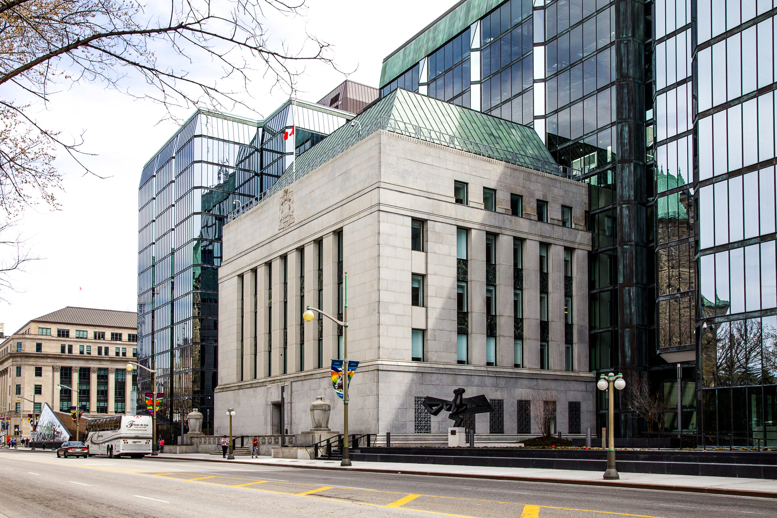 El petróleo cae un 20% tras el acuerdo de alto el fuego EE. UU.-Irán
